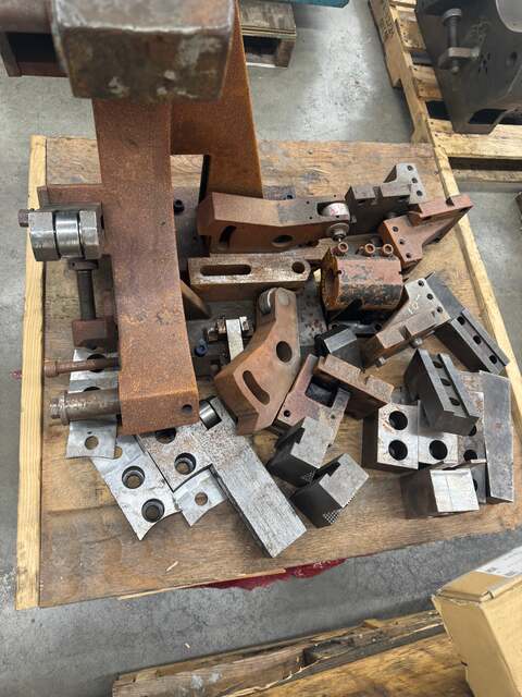 Lathe Steady Rest with Tooling Lot - Image 4