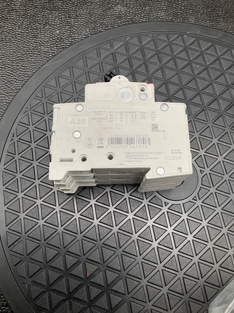ABB #2CDS253001R0104, S203-C10 3P 10A 400V CIRCUIT BREAKERS (10 available) - Image 2