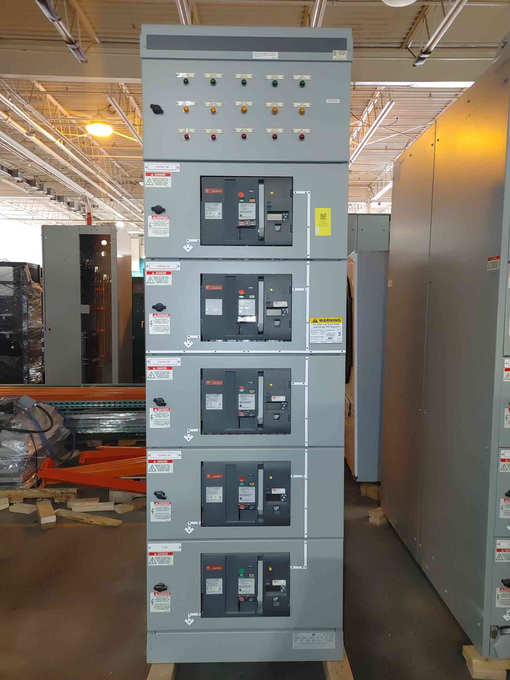 4000 Amps, General Electric Power Break II Switchboard, (5) #SHF08B208H 800A Hi-Break 3 Pole Breakers, 480 - Image 1