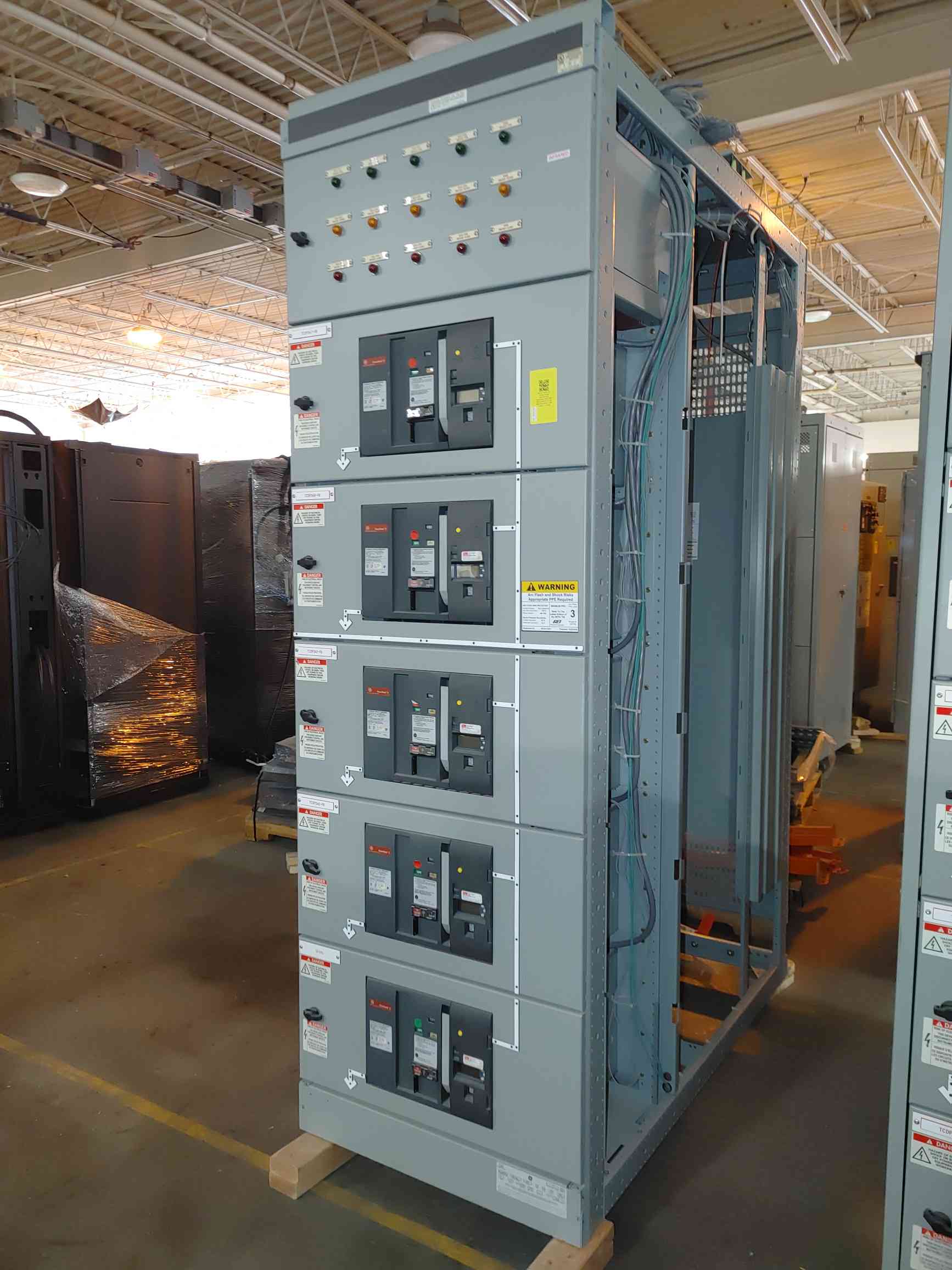 4000 Amps, General Electric Power Break II Switchboard, (5) #SHF08B208H 800A Hi-Break 3 Pole Breakers, 480 - Image 2