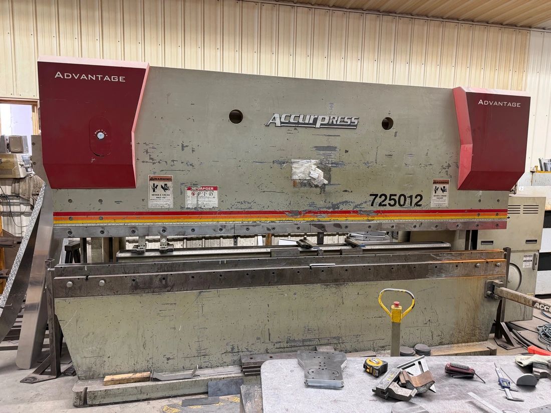 250 Ton, Accurpress #725012, hydraulic press brake, 12' overall, 124" between housing, controller upgrade - Image 1