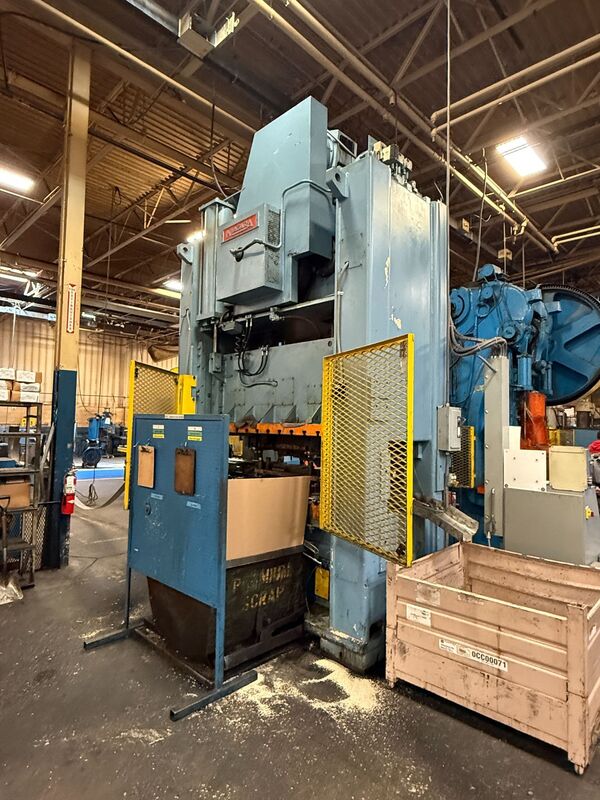 200 Ton, Niagara #SE2-200-72-42UH, straight side double crank, 6" stroke, 28" Shut Height, 9" adj., 72" x42" - Image 1