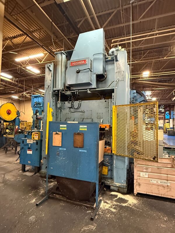 200 Ton, Niagara #SE2-200-72-42UH, straight side double crank, 6" stroke, 28" Shut Height, 9" adj., 72" x42" - Image 2