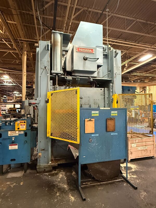 200 Ton, Niagara #SE2-200-72-42UH, straight side double crank, 6" stroke, 28" Shut Height, 9" adj., 72" x42" - Image 3