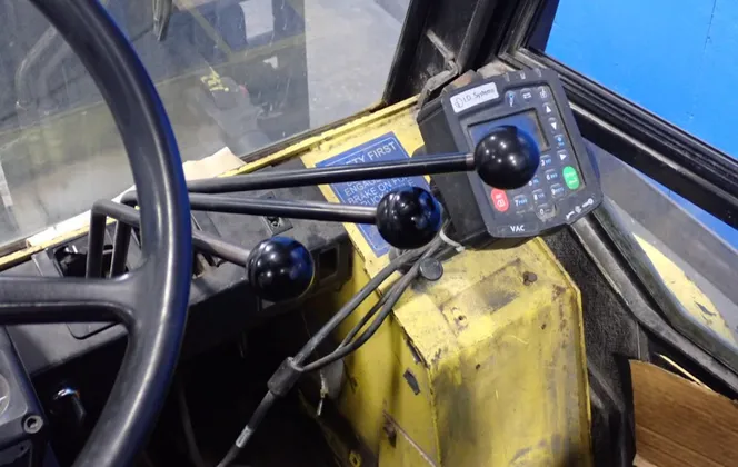 14950 lb. Hyster #H155XL2, Diesel Forklift, Enclosed Cab, 173.2" Mast, 60" x 6" Forks, 2005 - Image 9