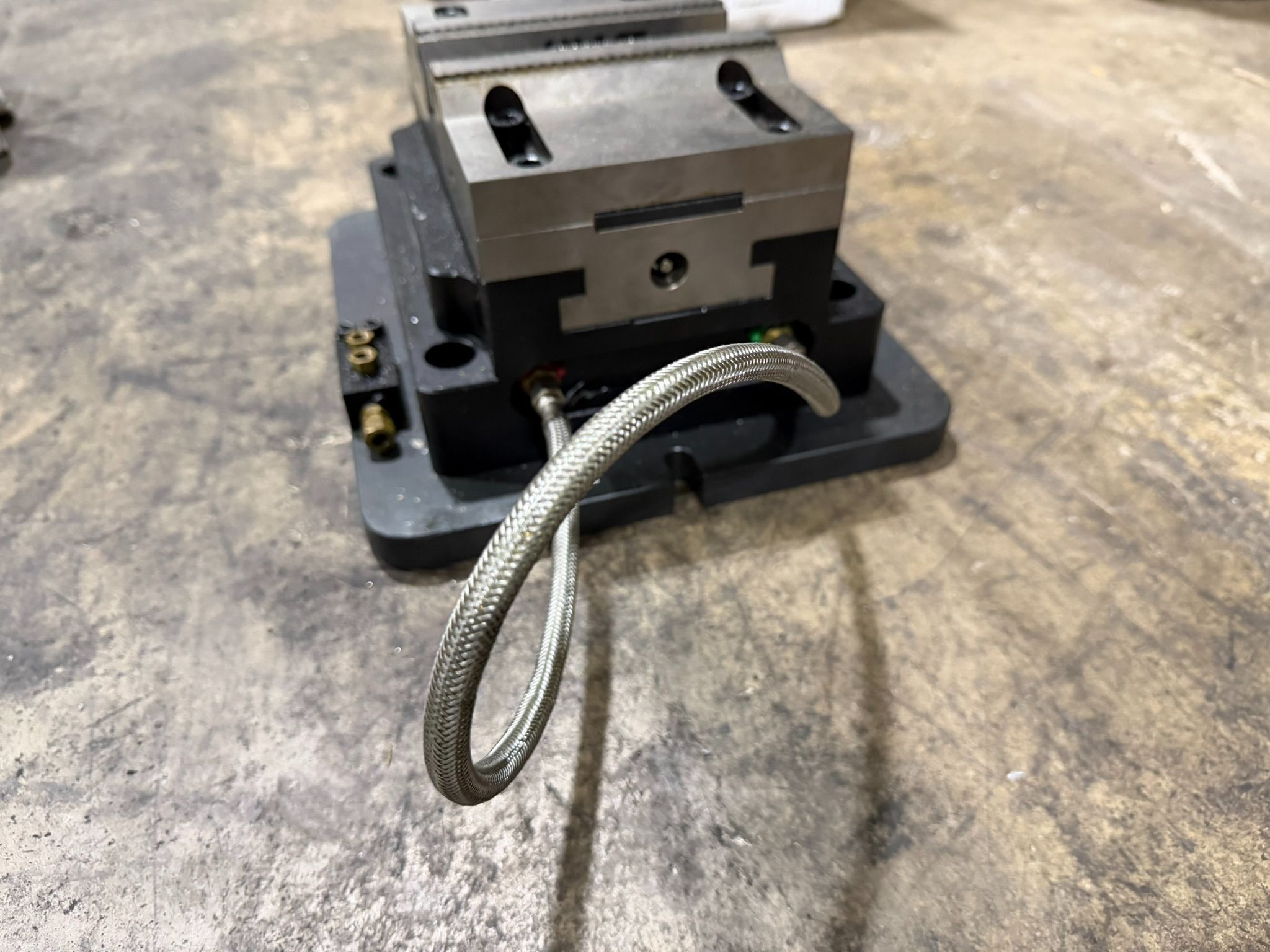 Haas #HSCV-150P, Pneumatic Self-Centering Vise, 6" jaw width, 0.2" jaw stroke, riser block, 2021 - Image 3