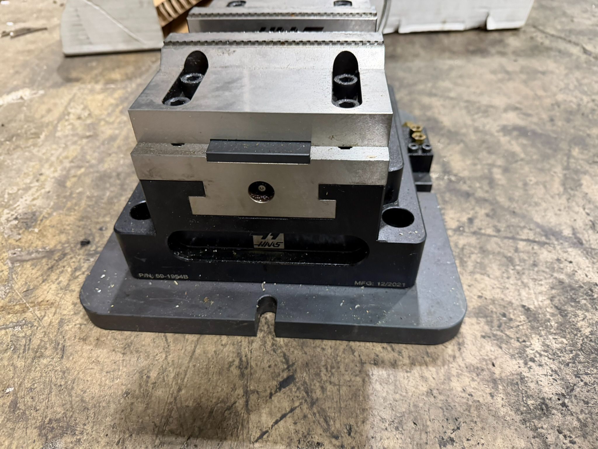 Haas #HSCV-150P, Pneumatic Self-Centering Vise, 6" jaw width, 0.2" jaw stroke, riser block, 2021 - Image 4