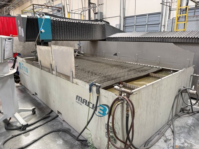 Flow #Mach-4020B, CNC waterjet cutting system, 6.6' x 13' table, 75000 psi, 50 HP intensifier pump, abrasive - Image 2