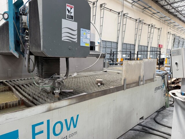 Flow #Mach-4020B, CNC waterjet cutting system, 6.6' x 13' table, 75000 psi, 50 HP intensifier pump, abrasive - Image 3