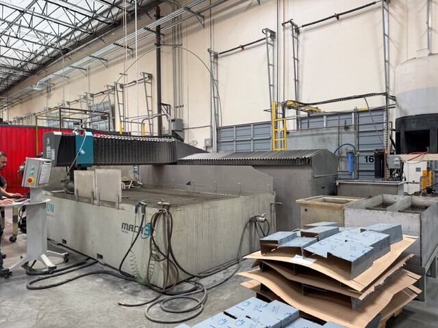 Flow #Mach-4020B, CNC waterjet cutting system, 6.6' x 13' table, 75000 psi, 50 HP intensifier pump, abrasive - Image 9