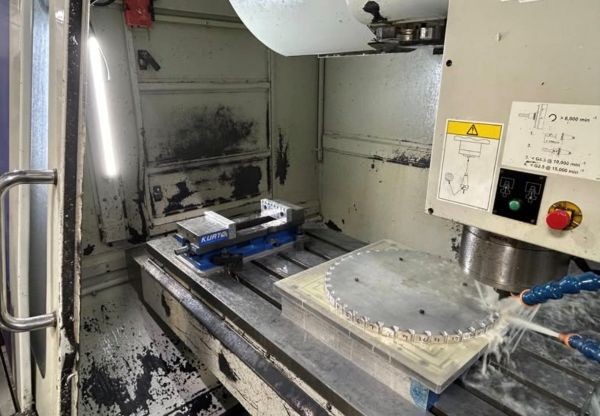 Hurco #VMX42, Vertical Machining Center, 42" X, 24" Y, 24" Z, 10000 RPM, 24 automatic tool changer, 2004 - Image 4