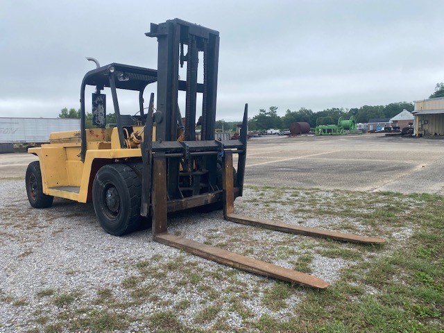 25000 lb. Clark, forklift, pneumatic tire, 8' forks - Image 2