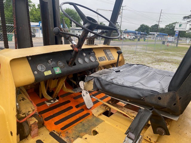 25000 lb. Clark, forklift, pneumatic tire, 8' forks - Image 4