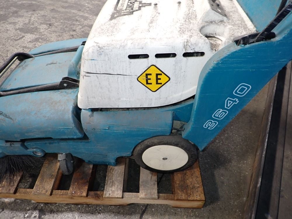 Tennant #3640, floor sweeper, 32" - Image 7