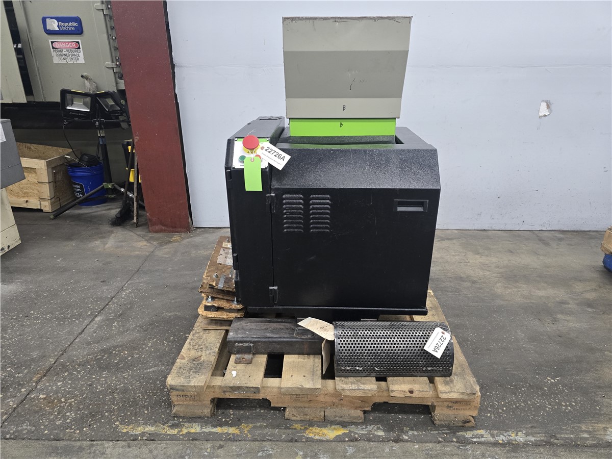7.8" x 16.5" Conair #817, plastic granulator, 3-knife open rotor, 1/2" screen, 10 HP, 460/3/60 - Image 1
