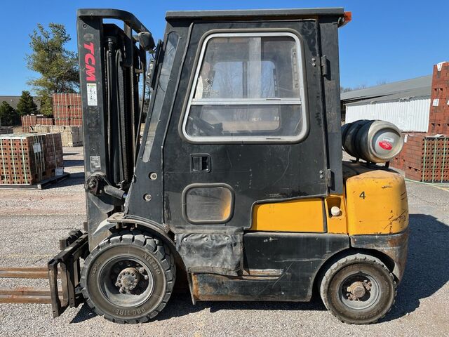 2000 lb. TCM #2K, pneumatic tire forklift, LPG/gasoline, 118" mast, 9940 hours, 2002, 108444 - Image 2