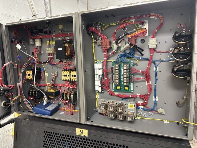 95 Lb. Milnor #36026Q4J, Washer Extractor, steam injection, 440 RPM extract, EP Plus Control, 208 Volt, 1991 - Image 3