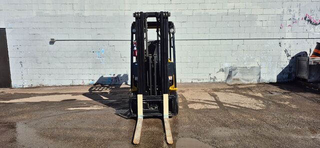 4500 lb. Yale #ERCO45VGN36TE088, forklift, baqttery poweredr, 36 V., 3 stage, side shift, auxiliary - Image 3