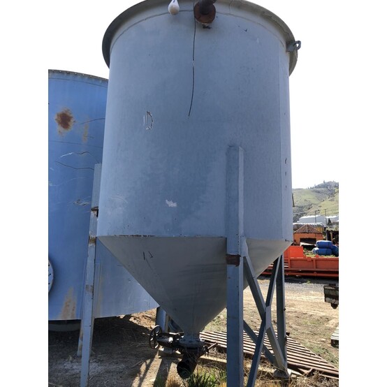 Rubber lined tank, 7' diameter x 10' deep, 12' total height, 3" discharge, angle iron legs - Image 3