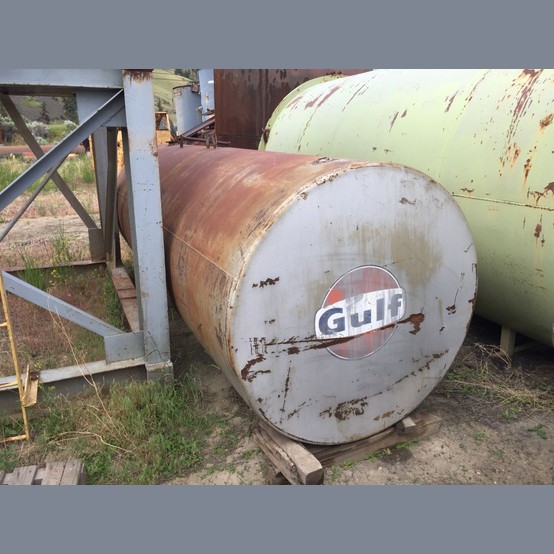 1000 gallon steel tank, 4' diameter x 12' long, gate valve on bottom - Image 2