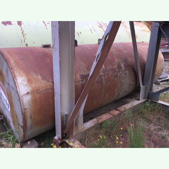 1000 gallon steel tank, 4' diameter x 12' long, gate valve on bottom - Image 3