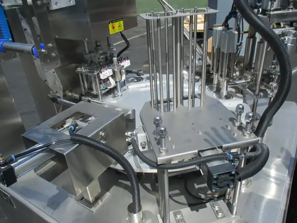 Chun Lai #KIS 900, automatic rotary cup filling and sealing machine - Image 4