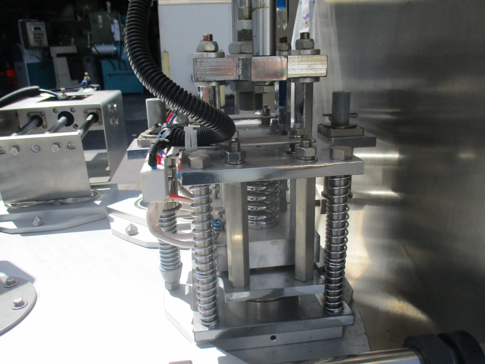 Chun Lai #KIS 900, automatic rotary cup filling and sealing machine - Image 9