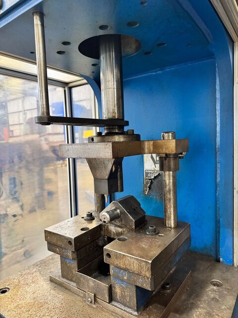 18.9 Ton, Neff #DF15, C-frame hydraulic press, 10" stroke, 24' DL, 24" x 21" bed, 2006 (2 available) - Image 8