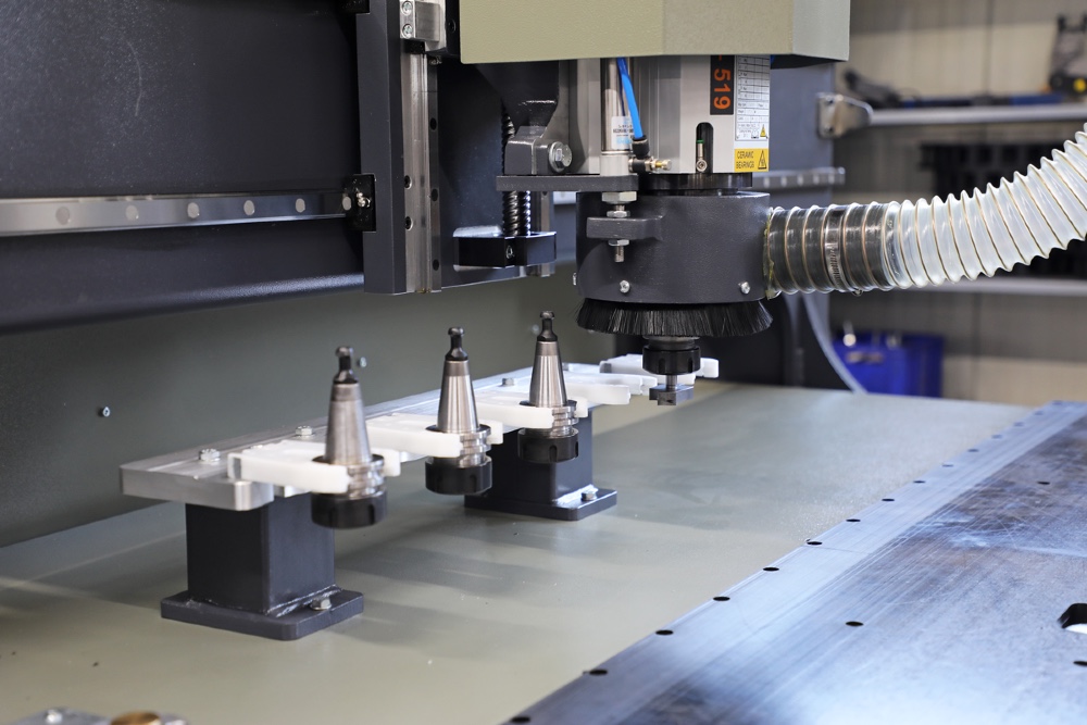 Oz Machine #Lepus-X, 4000mm x 1600mm table, 10 ATC, Touchscreen Computer Control, dust vacuuming system, 12 - Image 3