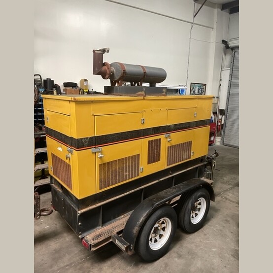 80 KW Caterpillar #95A04991-S, portable diesel generator, trailer mtd, 125 gal base tank, 316.5 hours - Image 1