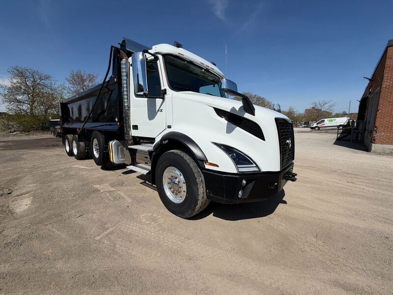 Volvo #VNR300, tri axle dump truck, diesel, 13 speed automatic transission, tarp system, 2023 - Image 7