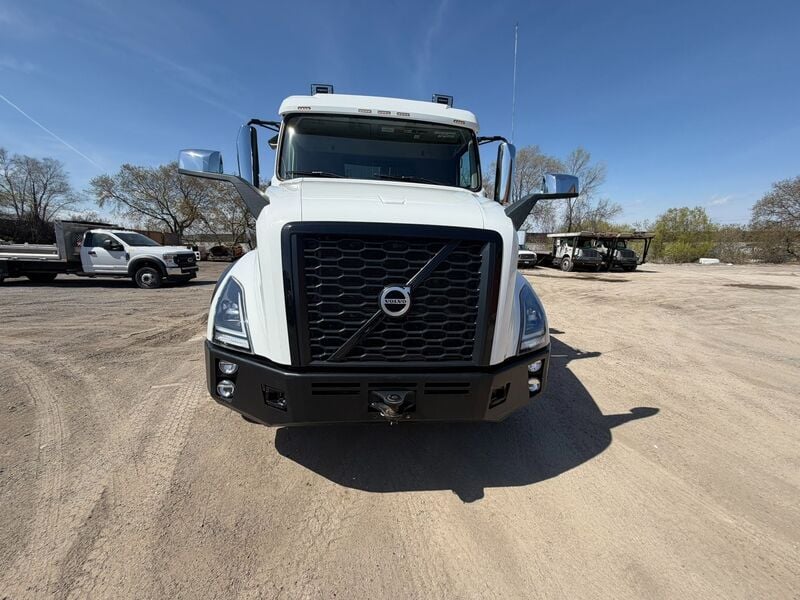Volvo #VNR300, tri axle dump truck, diesel, 13 speed automatic transission, tarp system, 2023 - Image 8