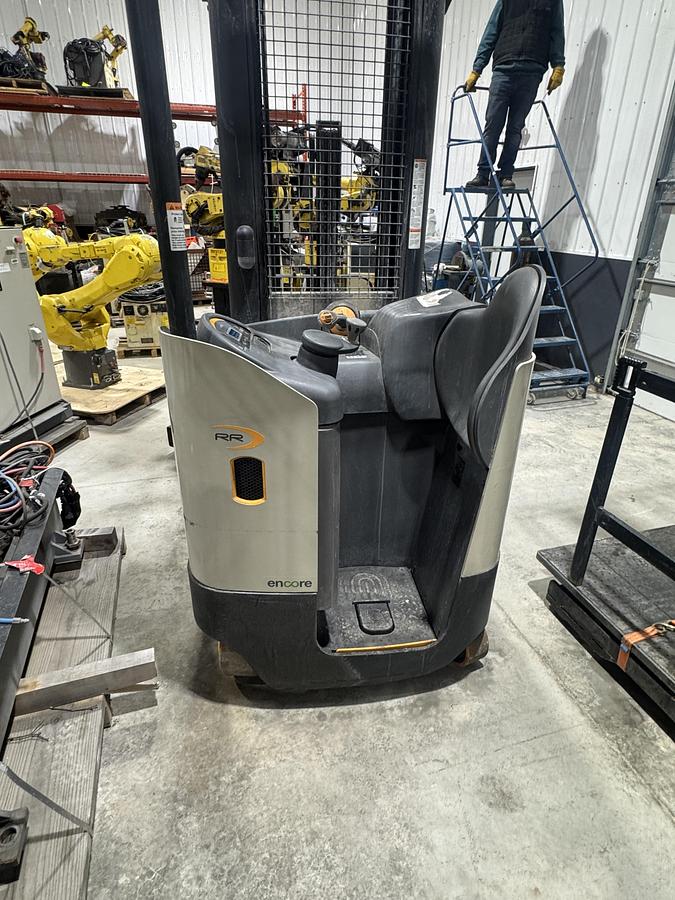 3,500 lb. Crown #RR5725-35, Electric Reach Forklift, 270" Lift, 36V, Stand-Up Narrow Aisle, 2015 - Image 3
