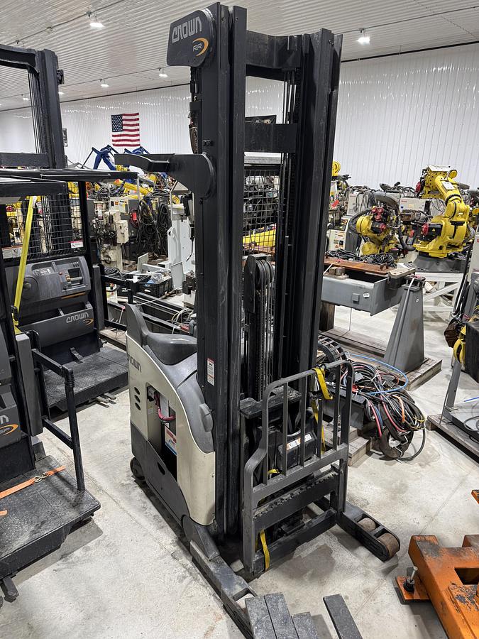 3,500 lb. Crown #RR5725-35, Electric Reach Forklift, 270" Lift, 36V, Stand-Up Narrow Aisle, 2015 - Image 4