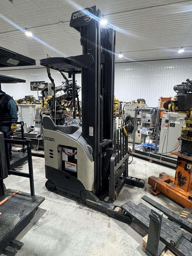 3,500 lb. Crown #RR5725-35, Electric Reach Forklift, 270" Lift, 36V, Stand-Up Narrow Aisle, 2015 - Image 6