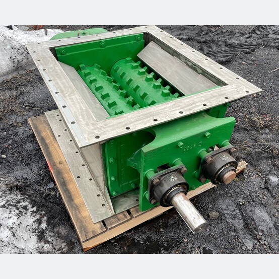 9" x 32" Helmick #E9710MKA304, double roll clinker crusher, 33" x 20" feed opening - Image 1