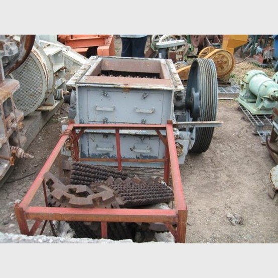 24" x 33" Williams, single roll crusher, spare roller liners - Image 1