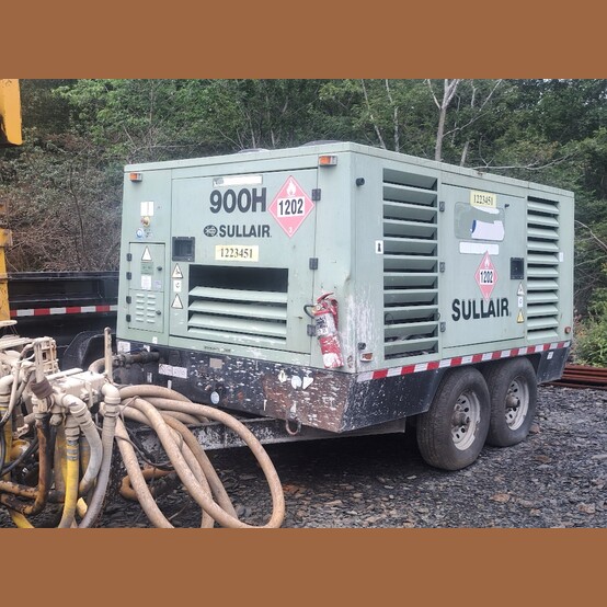 900 CFM, Sullair #900H, portable diesel air compressor, rotary screw, tandem axle, 300 HP Cat C9 engine - Image 1