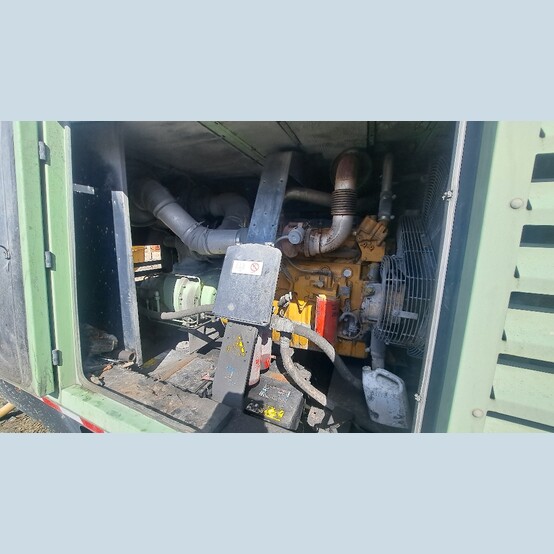 900 CFM, Sullair #900H, portable diesel air compressor, rotary screw, tandem axle, 300 HP Cat C9 engine - Image 4