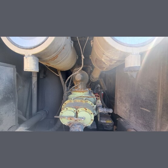 900 CFM, Sullair #900H, portable diesel air compressor, rotary screw, tandem axle, 300 HP Cat C9 engine - Image 5