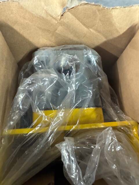 Allen-Bradley Palm Operated Push Button 800P-S1CG2B 600V Max - Image 2