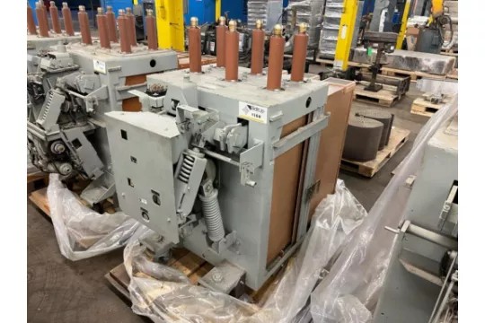 1200 Amps, General Electric, am-13.8- 500-6h, Magne-Blast Circuit Breaker 15kV ML-13 - Image 1