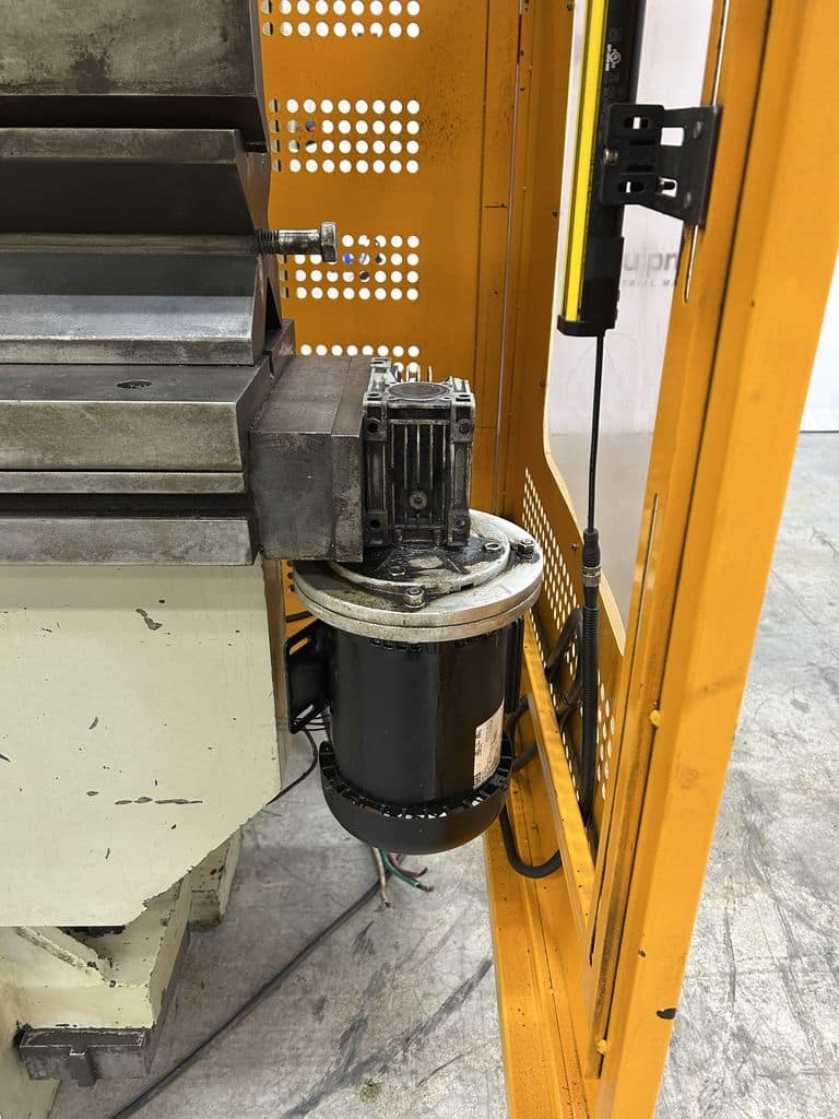 330 Ton, U.S. Industrial #US33013ACR, CNC hydraulic press brake, 13' overall, 118" between housing, 30 HP - Image 6
