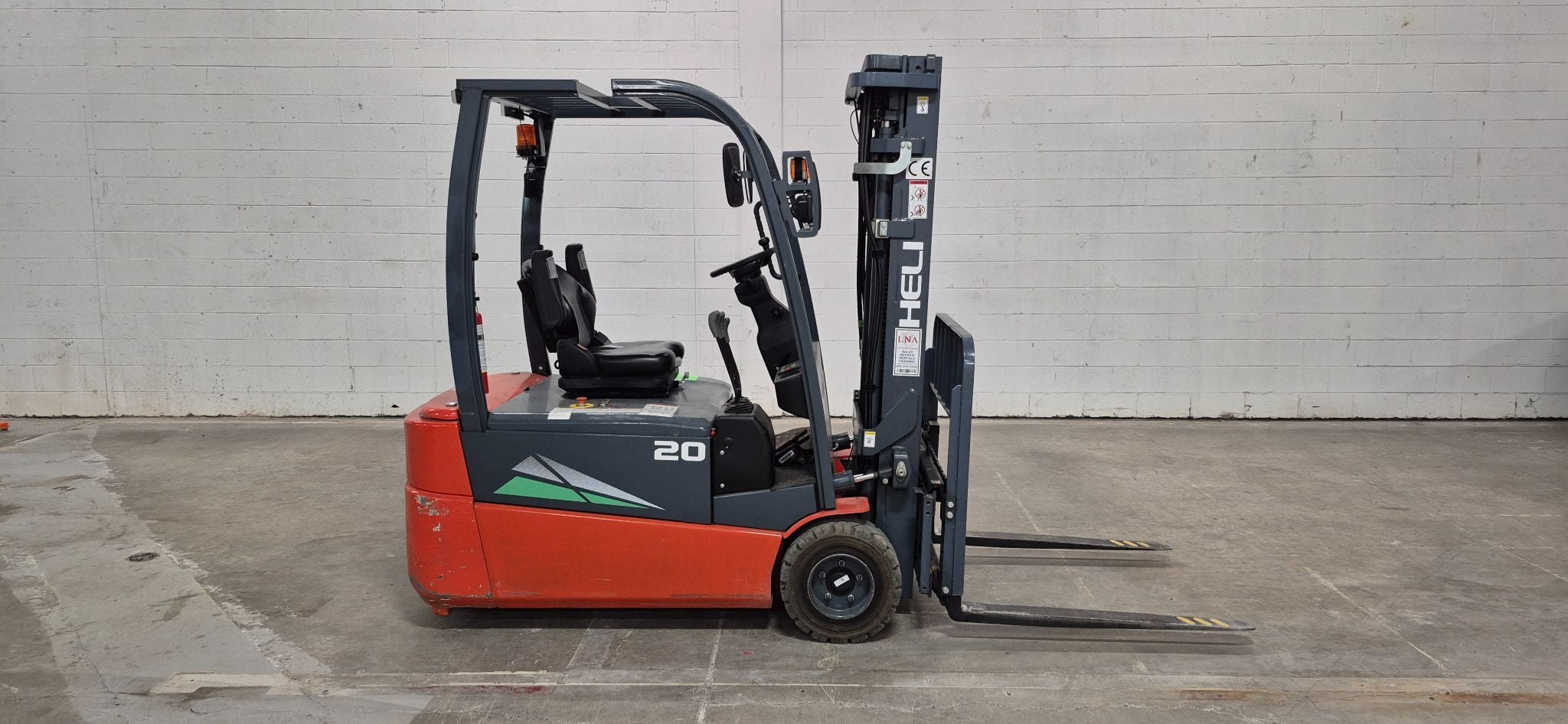 3200 lb. Heli #CPD20SQ, 3-wheel battery powered forklift, 48V., 185" lift height, 3 stage, 4 way, side shift - Image 1