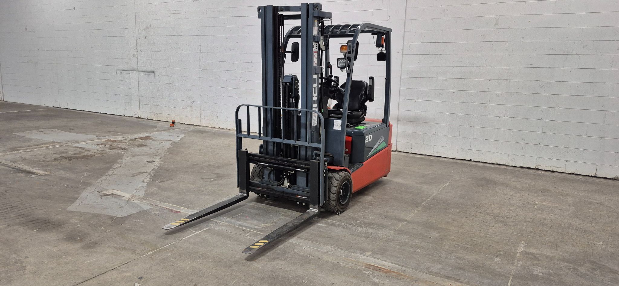 3200 lb. Heli #CPD20SQ, 3-wheel battery powered forklift, 48V., 185" lift height, 3 stage, 4 way, side shift - Image 2