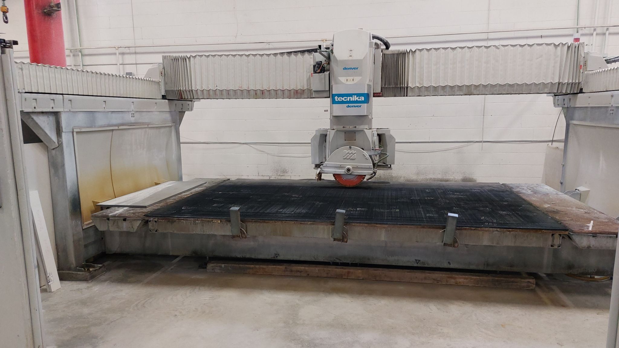 Denver #Technica, 5-Axis CNC bridge saw, camera system, hydraulic tilting table, 370° head rotation, 2018 - Image 4