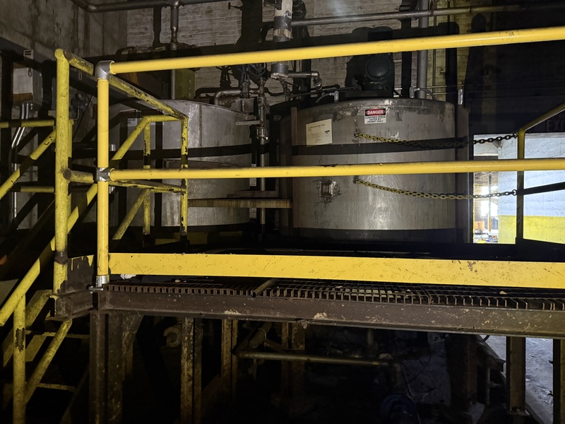 1250 gallon Stainless Steel Tank w/ Agitator, 6' diameter x 6' tall, (2 available) - Image 1