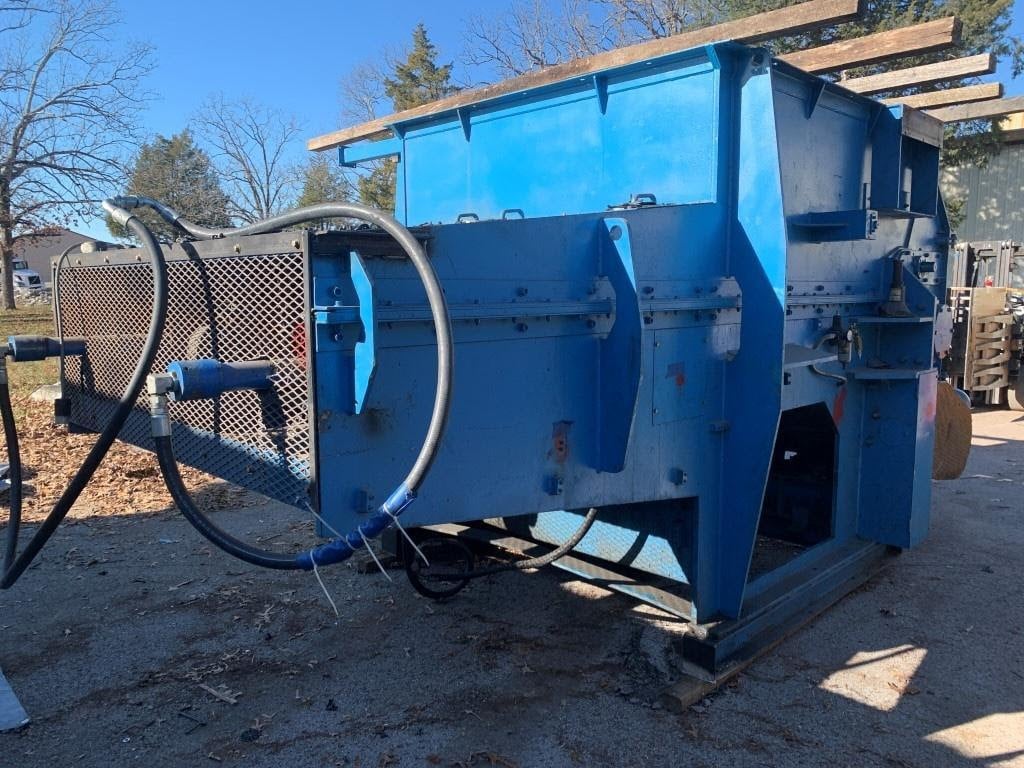 Vecoplan #RG78-200, Single Shaft Shredder, 78" x 86" opening, 20" rotor, 200 HP, hydraulic ram, auger - Image 4