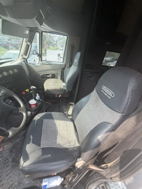 International #ProStar, Class 8 Sleeper Semi Tractor, Tandem Axle, Air Ride, 689,057 mi, 2014 - Image 3