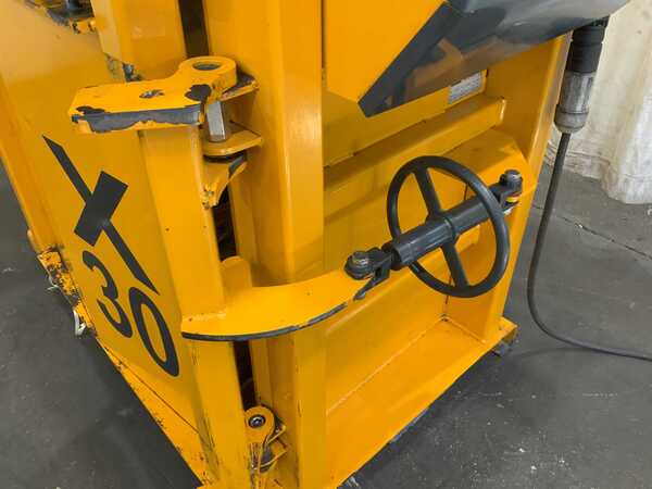 Bramidan #X30, vertical baler, 43" x 26" feed opening, 25 second cycle time, 5.5 HP, e-stop, 2013 - Image 7